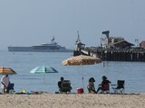 Bañistas en la playa de Santa Bárbara, la tarde del domingo.