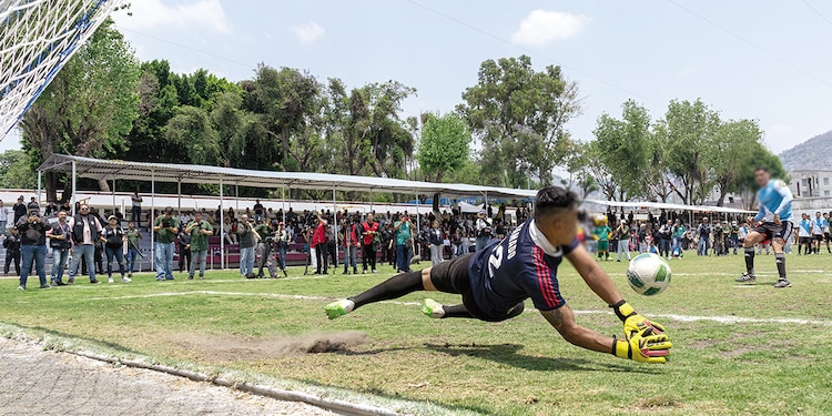 Portero ataja un penal al equipo azul.