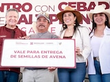 Julio Menchaca entrega apoyos del programa para Dignificar el Campo Hidalguense en Apan.