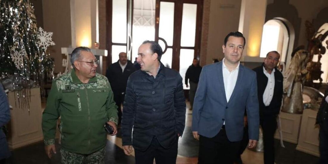 Manolo Jiménez, ayer, flanqueado por el general Eufemio Ibarra y por Federico Fernández.