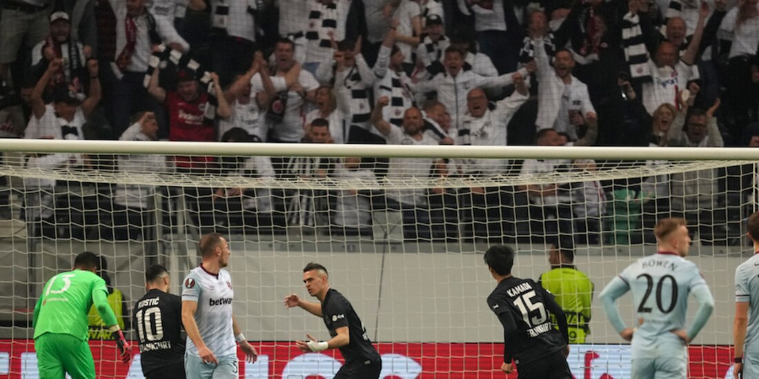 Jugadores del Eintracht festejando un gol contra el West Ham.