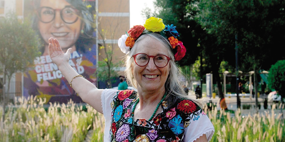 Julieta Fierro Gossman posa en su mural inaugurado en el evento Corredor Cultural Siemprevivas, en marzo 2023.