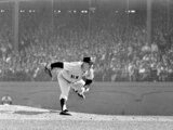 Whitey Ford lanza en el sexto partido de la Serie Mundial de 1960 ante los Piratas de Pittsburgh.