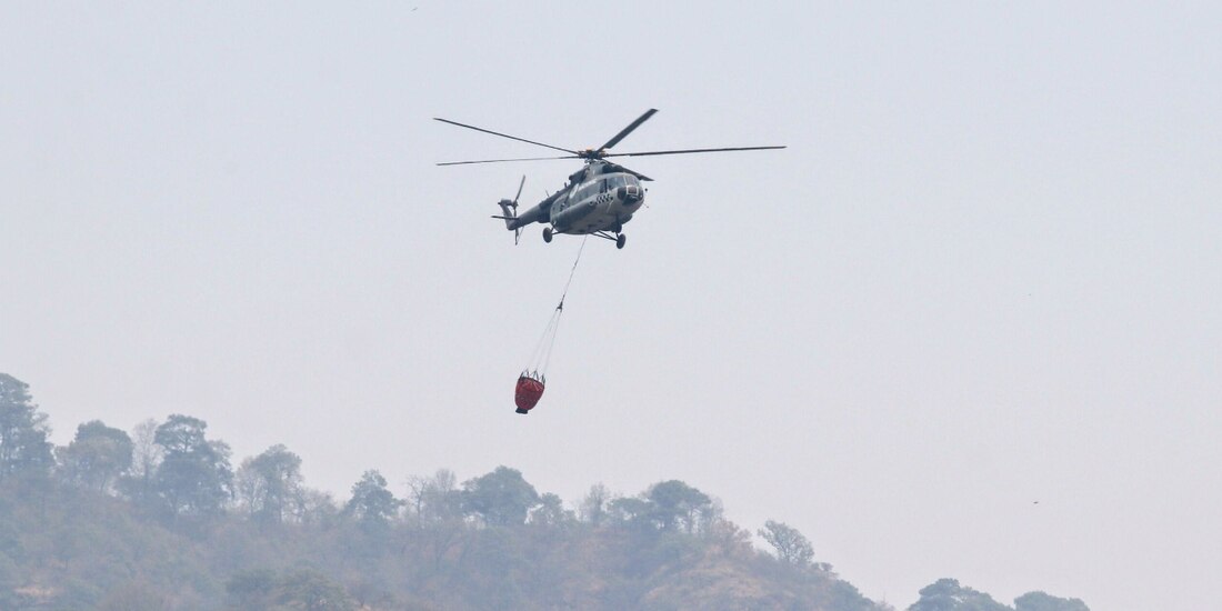 Helicóptero realiza descargas de agua en incendio de Tepoztlán, Morelos, el 15 de abril.