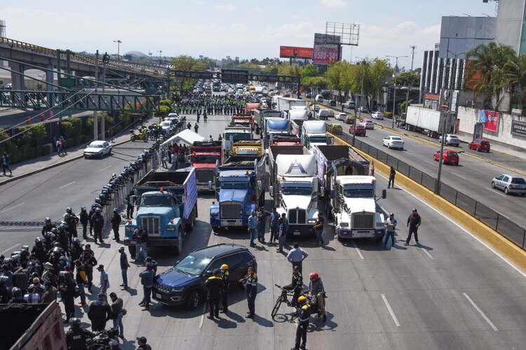 Trabajadores de Interjet bloquearon vialidades antes de la huelga para exigir el pago de su salario