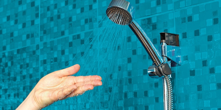 Comprar una regadera con ahorro de agua hace la diferencia.