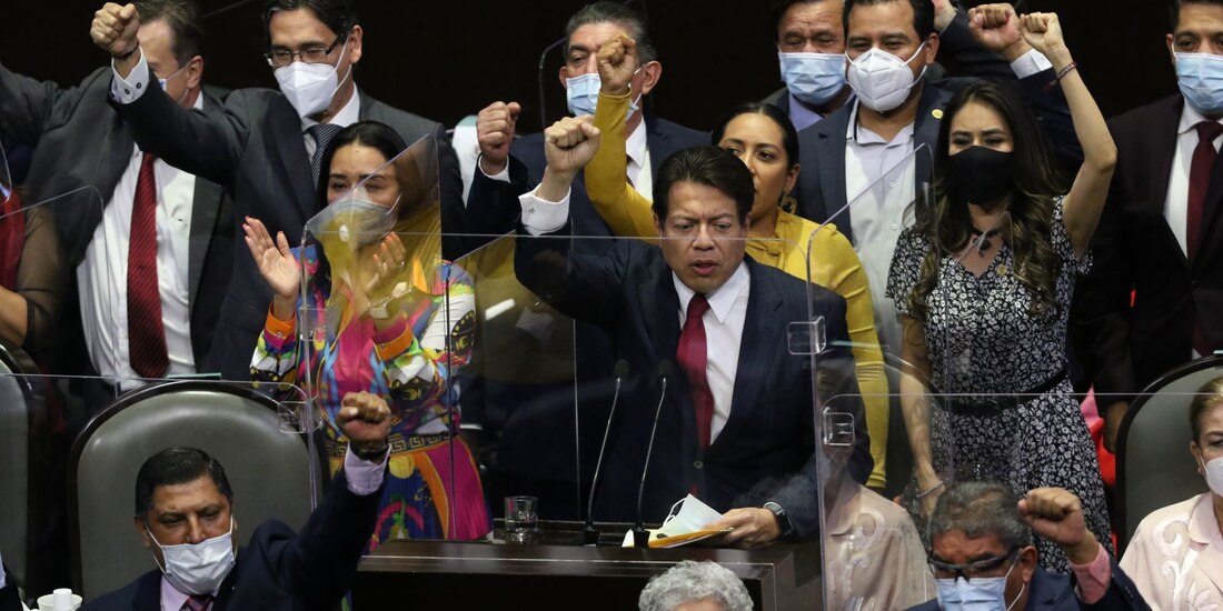 Mario Delgado en tribuna respaldado por la bancada de Morena.