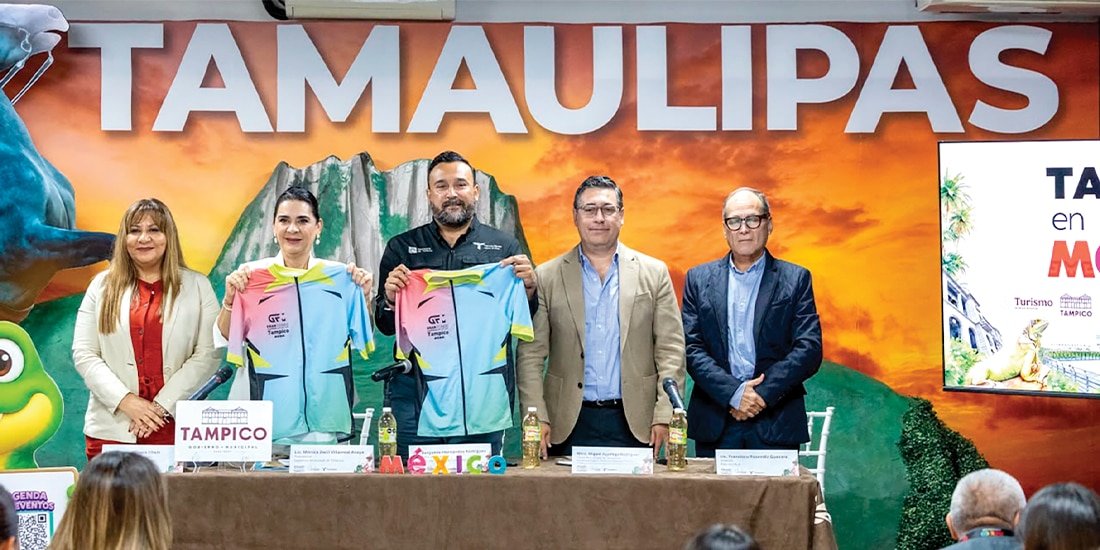 EL TITULAR de Turismo de Tamaulipas (c.), con autoridades federales, ayer.