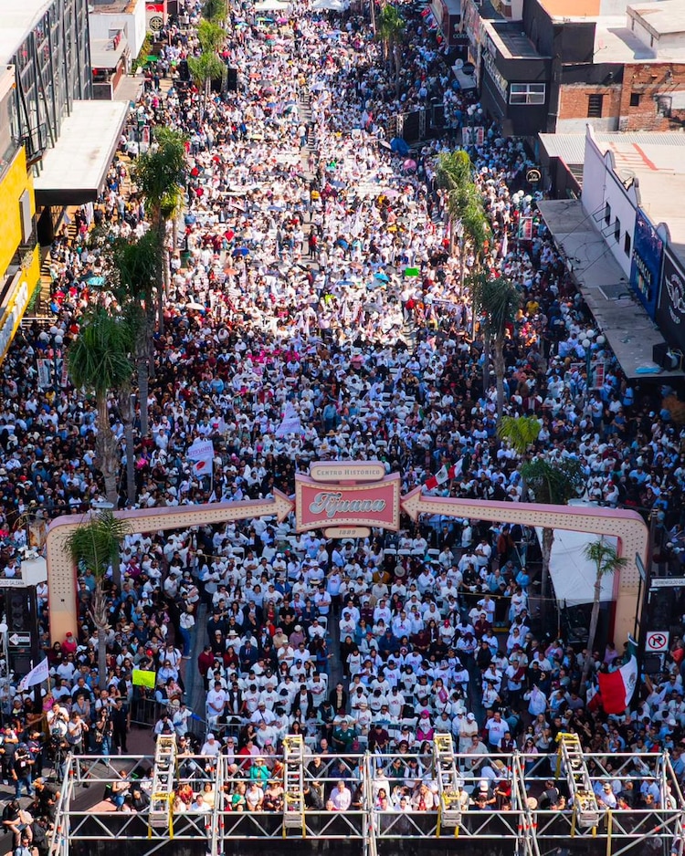 Más de 27 mil personas se congregaron en la Avenida Revolución para el encuentro ciudadano.