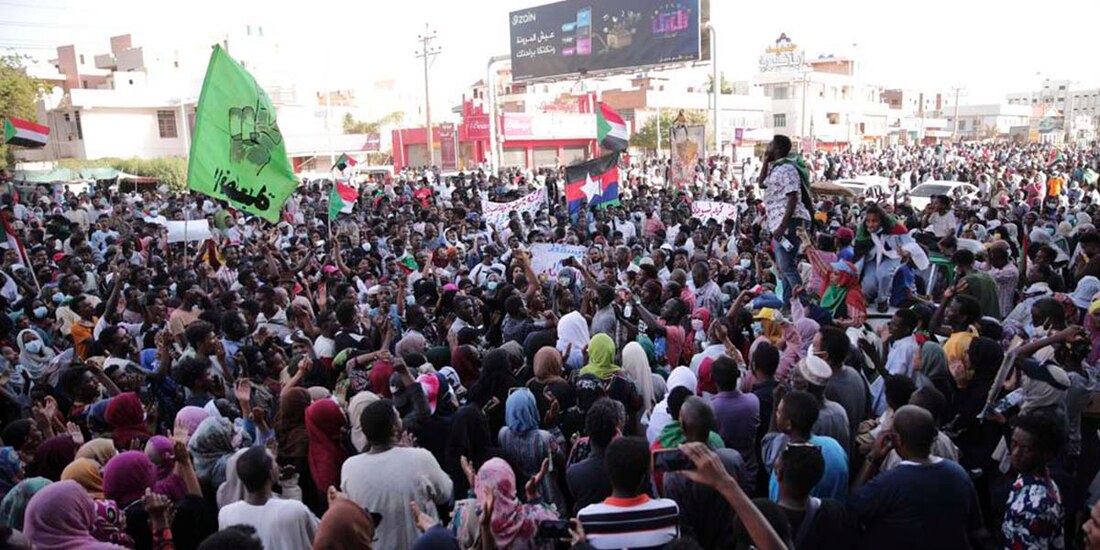 Tras las protestas en Sudán por cambiar el gobierno militar por uno civil, tres manifestantes murieron y más de 110 resultaron heridos.