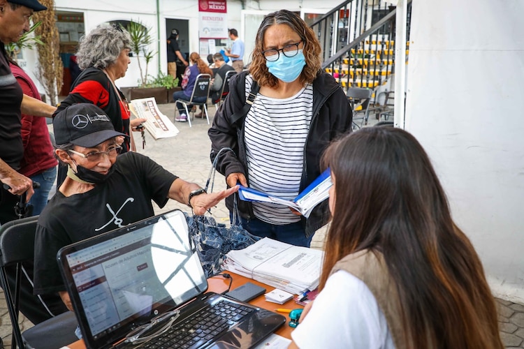 Una persona con discapacidad recibe orientación en el Estado de México.
