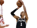 En la imagen los basquetbolistas Jalen Brunson y Victor Wembanyama