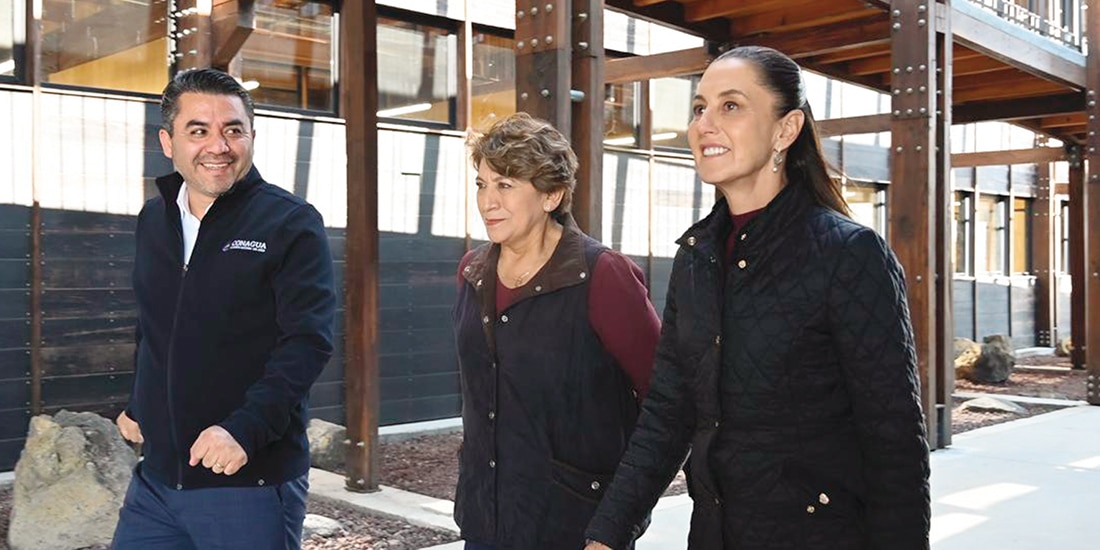 DE DER. A IZQ.: La Presidenta Claudia Sheinbaum; la gobernadora del Edomex, Delfina Gómez, y el titular de la Conagua, Efraín Morales, ayer, en recorrido por el lago de Texcoco.