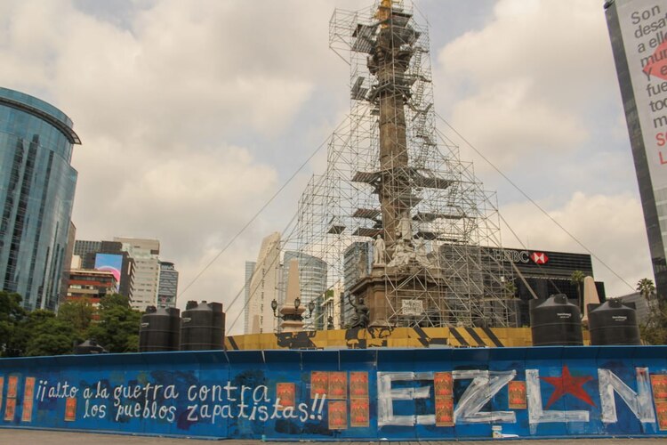 Pintas sobre la valla metálica que circunda el monumento.