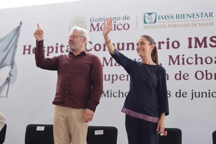 Claudia Sheinbaum y Alfredo Ramírez supervisan los avances del nuevo hospital de Maruata.