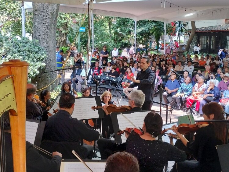 la alcaldía Coyoacán organizó una feria dedicada a las personas de la tercera edad, con actividades culturales de música y danzón,