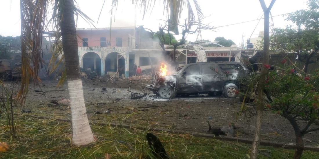 Explota un vehículo con explosivos frente a comandancia policial de Coahuayana, Michoacán.