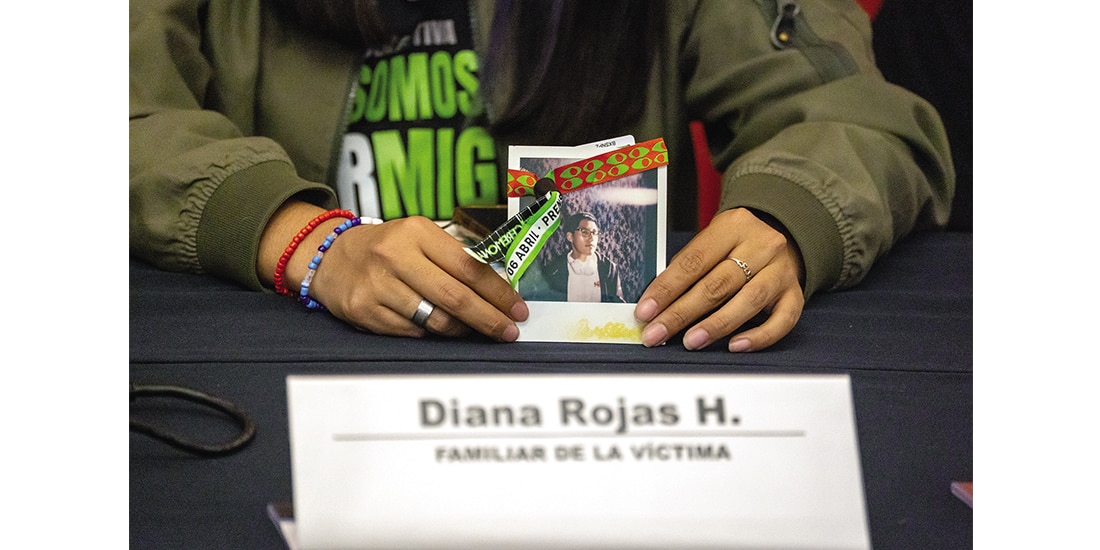 Familiar de Miguel Rojas sostiene una foto del joven, el 17 de marzo.