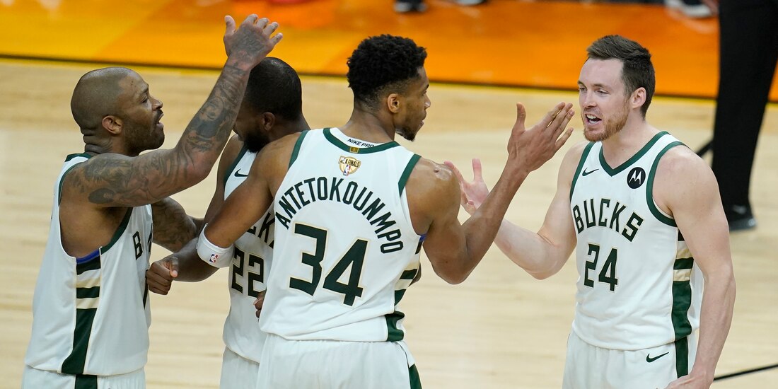 Integrantes de los Bucks festejan una anotación sobre los Suns en el Juego 5 de las Finales de la NBA.