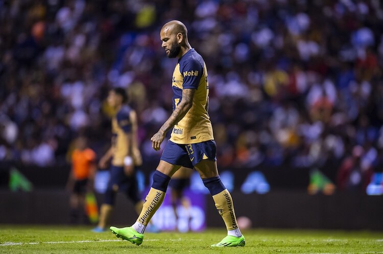 Dani Alves, tras un partido de Pumas, en la Liga MX.