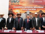 EL GOBERNADOR de Yucatán (c), ayer.