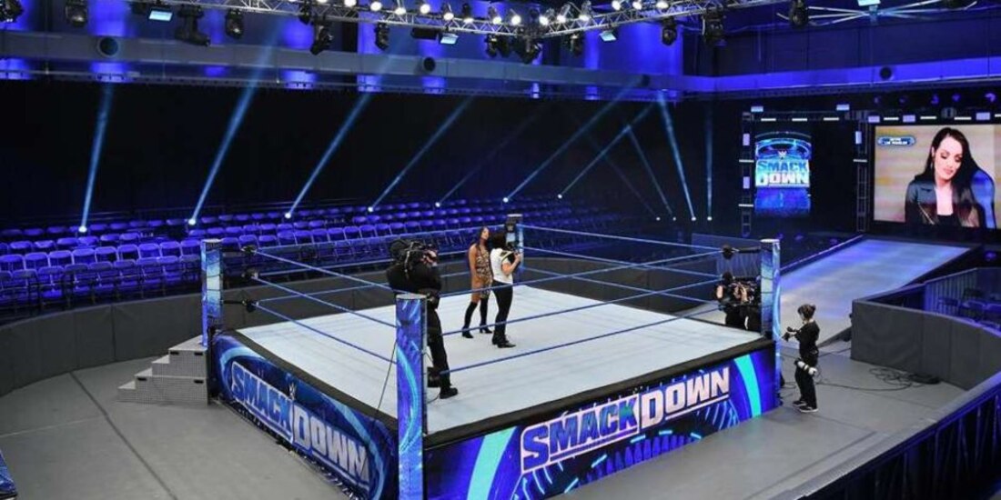 Una función de la WWE con la arena vacíal.