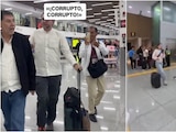 Jóvenes increparon al senador Gerardo Fernández Noroña en el AICM.