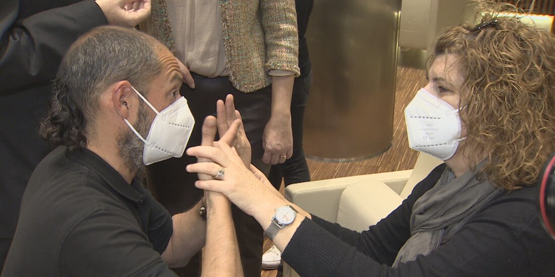 Este lenguaje debe utilizarse con el apoyo táctil, esto quiere decir que debes apoyarte de la palma de la mano para emplear este lenguaje.