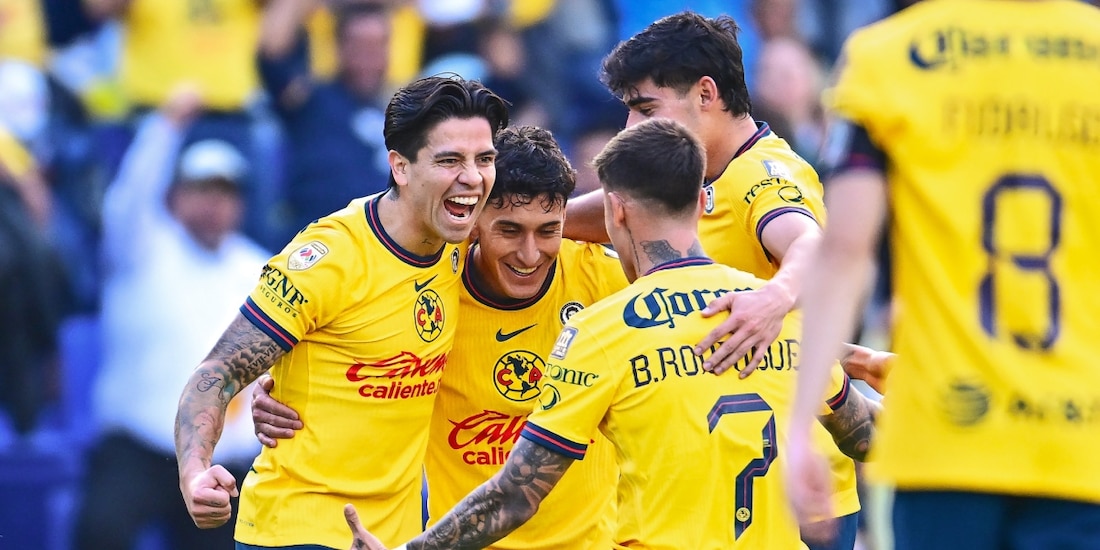 Futbolistas del América festejan uno de sus goles contra FC Juárez en el Estadio Ciudad de los Deportes.