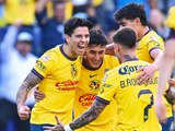 Futbolistas del América festejan uno de sus goles contra FC Juárez en el Estadio Ciudad de los Deportes.