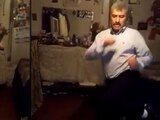 Hombre sorprende con sus pasos de baile