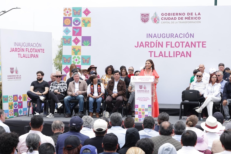 La Jefa de Gobierno, Clara Brugada, durante la inauguración de la calzada flotante de Tlalpan.