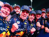 Max Verstappen festeja con parte del equipo de Red Bull su tercer título en la F1.