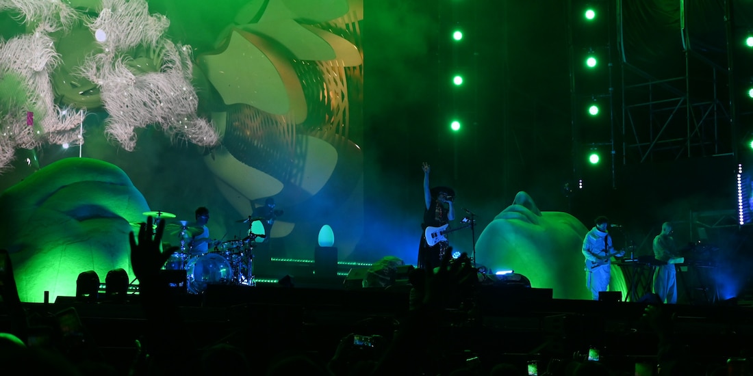 Miles de asistentes corean los éxitos de la banda australiana Empire of the Sun en el Autódromo Hermanos Rodríguez.