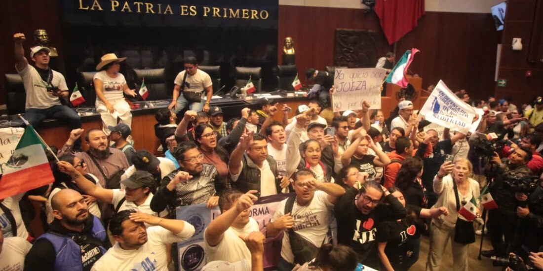 Manifestantes irrumpieron y tomaron las instalaciones del Senado.