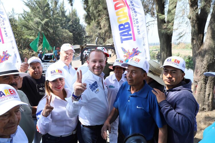 Taboada se reúne con vecinos de Tláhuac.