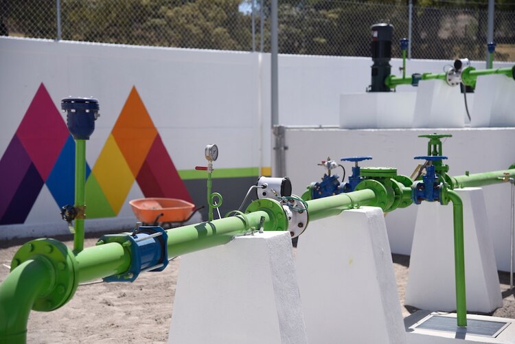 Instalación de un cárcamo de rebombeo que elevará aguas residuales a los tanques de la región.