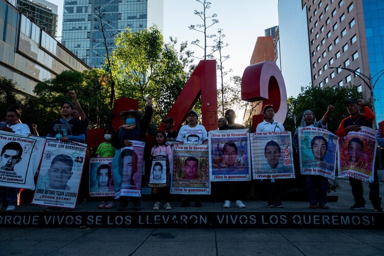 Madres y padres de los 43 normalistas desaparecidos de Ayotzinapa, durante una marcha, el pasado 26 de enero.