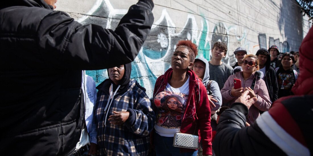 Migrantes esperan en su cita en la Comar de la CDMX, este 3 de febrero.