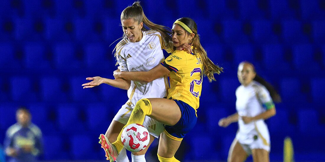Sánchez y Jana disputan una pelota la temporada pasada en el azulcrema.