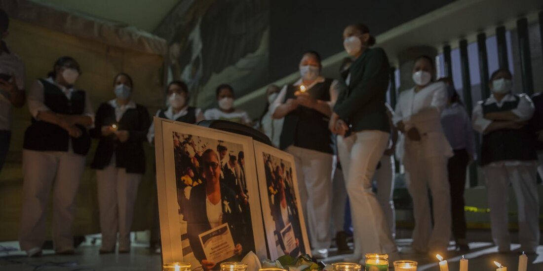 Homenaje a enfermera muerta a causa de la enfermedad viral