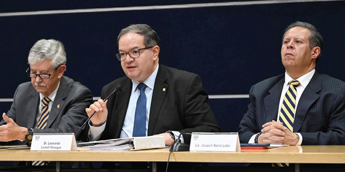 El rector de la máxima casa de estudios, ayer, en conferencia con integrantes de la Comisión Técnica.