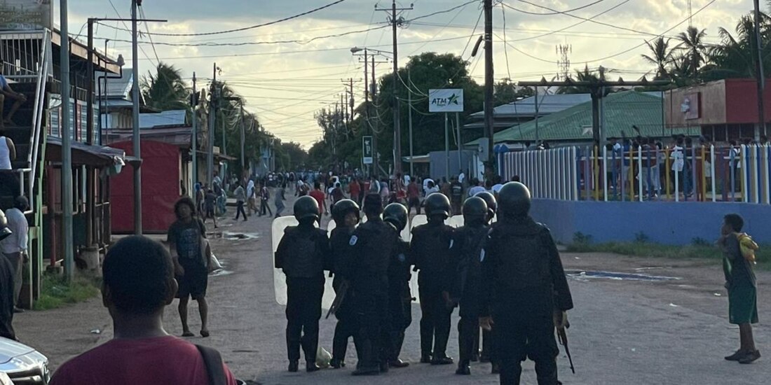 Oficiales sandinistas bloquean el paso hacia un centro de votación durante el recuento, ayer.