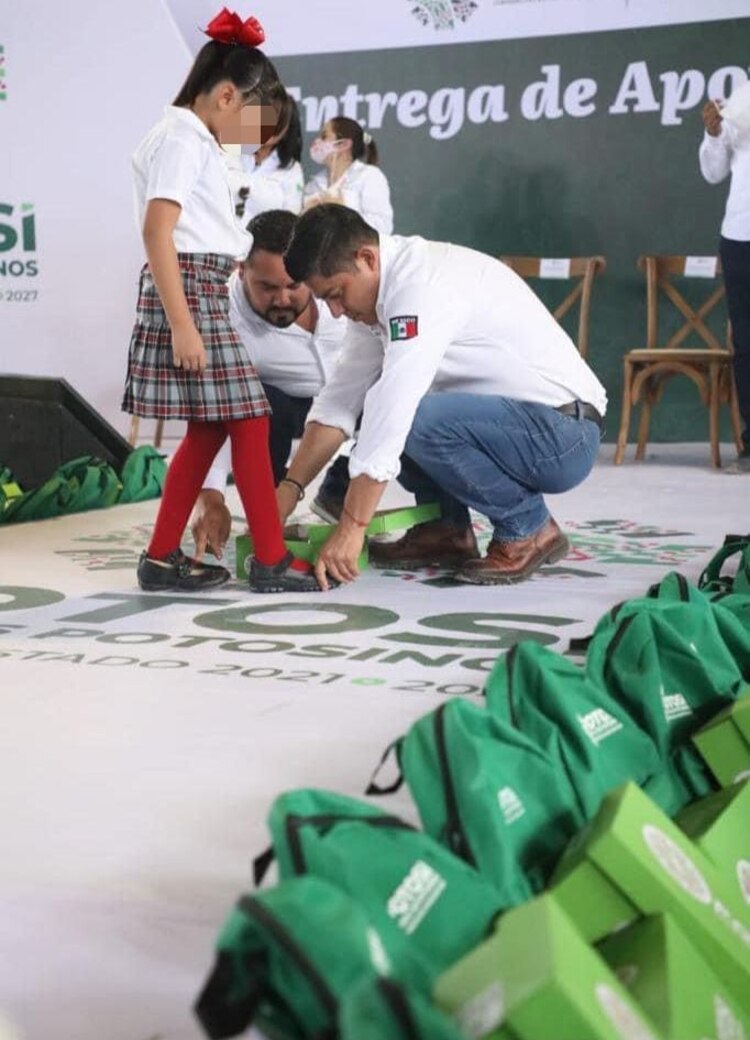 Los paquetes incluyen libretas, colores, lápices, sacapuntas, juego de geometría, diccionario, entre otros y ahora también libros de apoyo; además, se entregarán zapatos escolares, en beneficio de más de 350 mil niñas y niños de primaria y 135 mil de secundaria.
