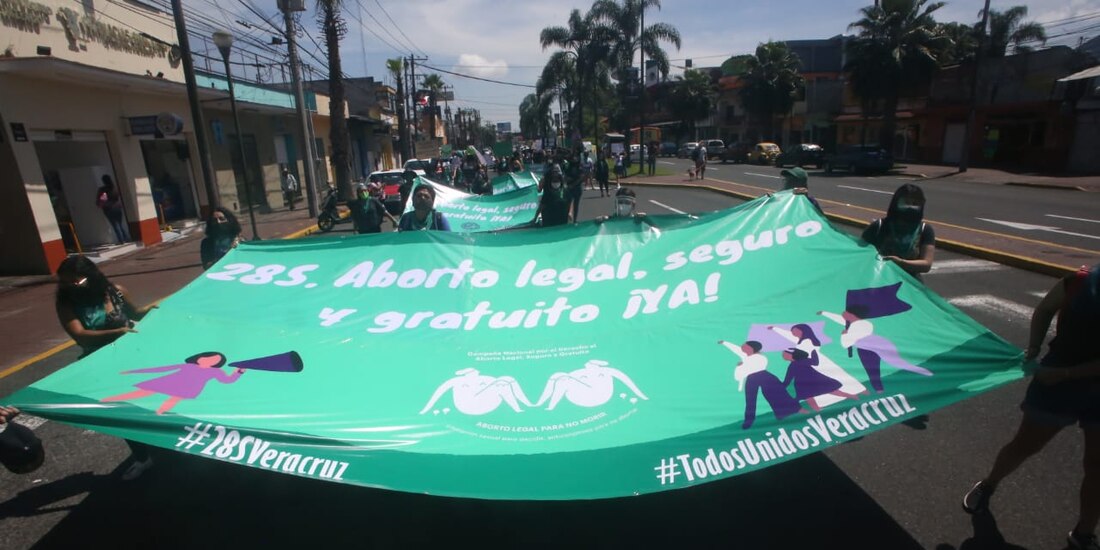 En Orizaba, alrededor de 200 mujeres se dieron cita en el centro de esa ciudad para exigir al Congreso de Veracruz que legisle en favor del aborto legal en la entidad,