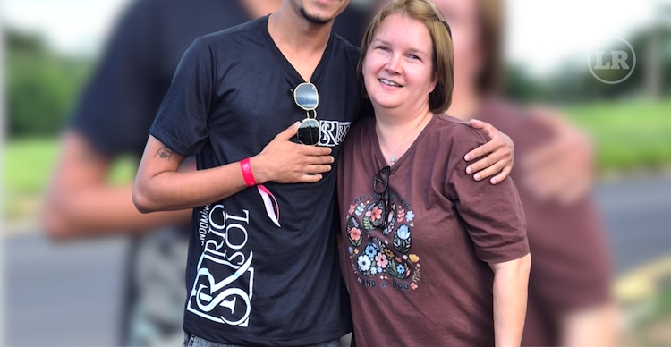 Elize Matsunaga en 2025 junto a un joven que la encontró paseando a sus perros en Franca