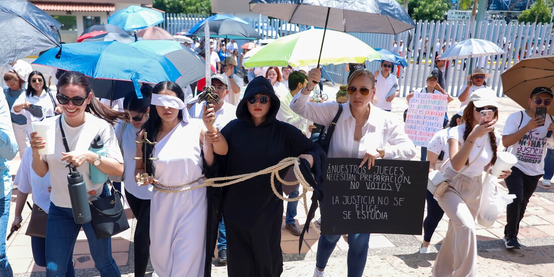 Trabajadores del PJ se manifestaron ayer en Coahuila contra la reforma que plantea el Presidente.