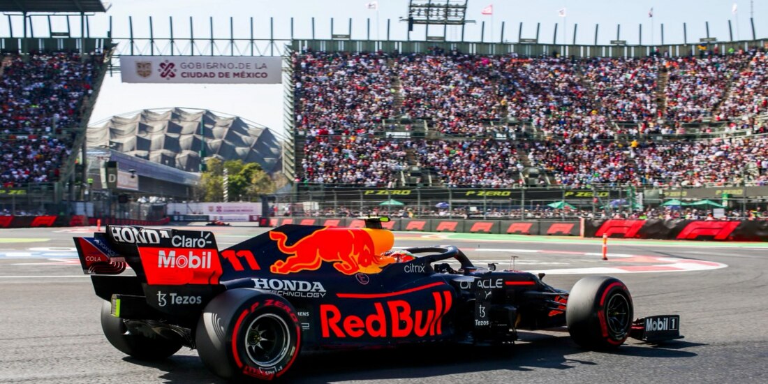Checo Pérez, en su Red Bull, durante la clasificación del Gran Premio de México de F1 el sábado 6 de noviembre.