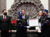 La jefa de Gobierno, con los titulares de Gobierno y de la SSC, ayer, en una ceremonia de reconocimiento a policías.