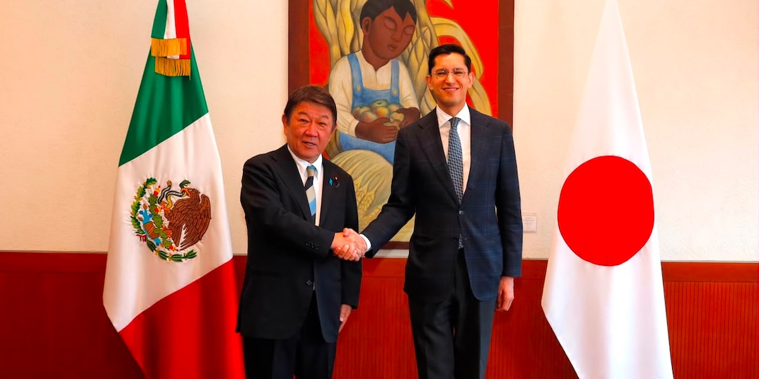 El secretario de Relaciones Exteriores, Roberto Velasco, y el ministro de Asuntos Exteriores japonés, Toshimitsu Motegi.